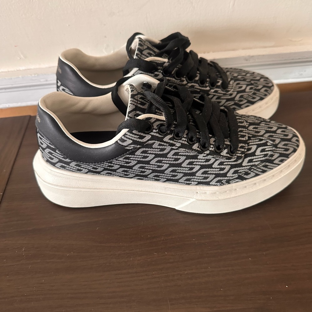 Skechers multi print sneaker size 8.5
